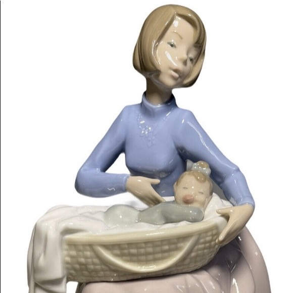 Nao Lladro #1214 “Bundle of Love”. - Picture 2 of 7